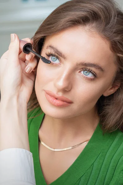 Professionelle Make Artist Anwendung Mascara Auf Wimpern Der Schönen Jungen — Stockfoto