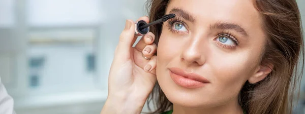 Professionelle Make Artist Anwendung Mascara Auf Wimpern Der Schönen Jungen — Stockfoto