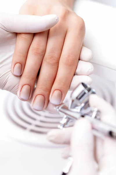 Jonge Vrouw Ontvangt Manicure Door Airbrush Nagelsalon Procedure Voor Het — Stockfoto