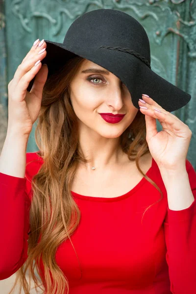 Ritratto Bella Giovane Donna Caucasica Alla Moda Abito Rosso Con — Foto Stock