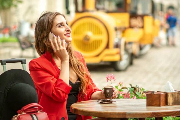 Krásný Šťastný Mladý Kavkazský Žena Mluví Mobilní Telefon Sedí Venkovním — Stock fotografie