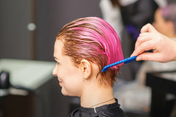 Jovem Mulher Recebendo Tratamento Capilar Após Coloração Rosa Mão Cabeleireiro — Fotografia de Stock