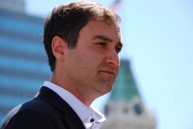 Oakland A Başkanı Dave Kaval, 2018 Beyzbol Ligi öncesinde Oakland Belediye Binası 'nın çatısında düzenlediği basın toplantısında fotoğraf çekti.