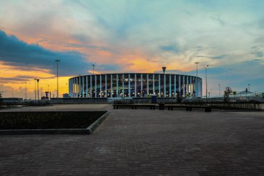 Gün batımında Rus şehir stadyumunda. Önden görünüm