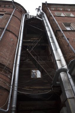 Eski bir şehir bahçesi. Aşağıdan görünüm