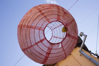 Çin fenerleri açık havada bir dekorasyon olarak