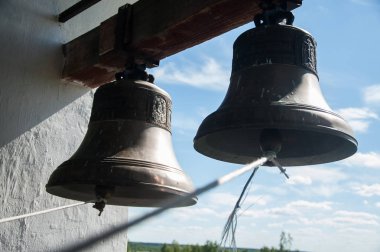 Kilise çanları ve mavi gökyüzü