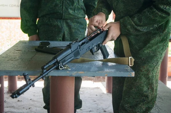 Військовий Табір Збірка Автоматичного Пістолета — стокове фото