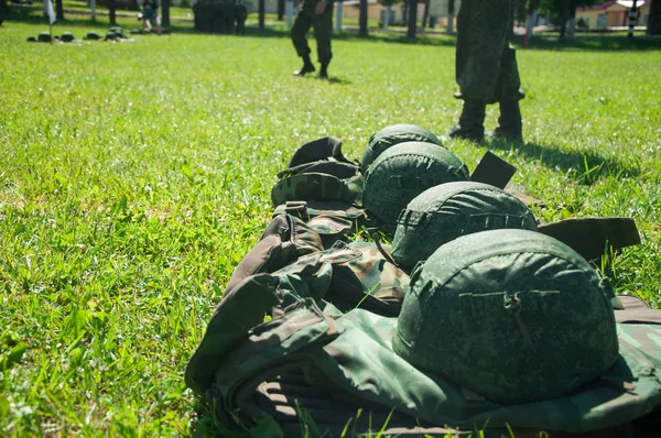 Militärlager Bildung Von Soldaten Helme Einer Reihe — Stockfoto
