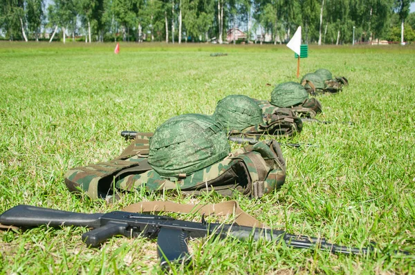 Askeri kamp. Askerler oluşumu. Kask üst üste