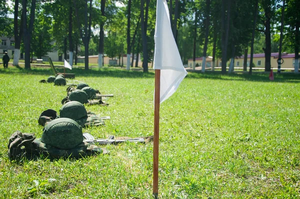 Στρατόπεδο Σχηματισμός Των Στρατιωτών Κράνη Και Λευκή Σημαία — Φωτογραφία Αρχείου