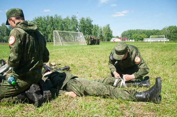 Campo Militar Salvar Soldado Num Campo Batalha — Fotografia de Stock