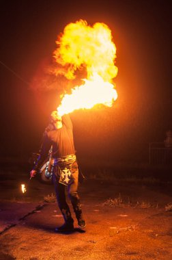 Ateşlerle festivalde yangın gösterisi
