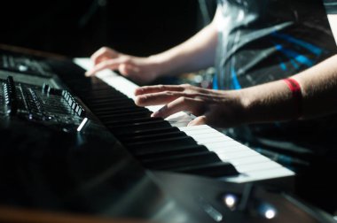 Müzik klavye ellerde
