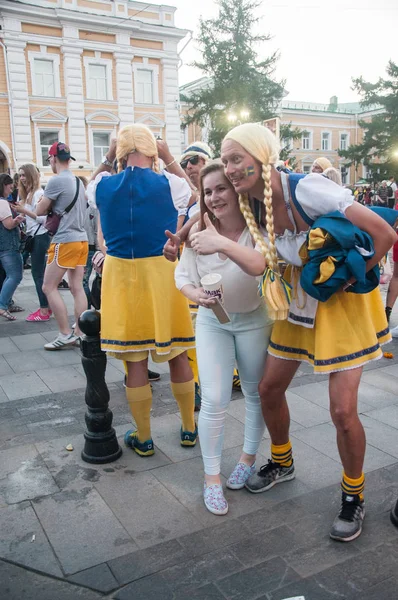 Nizhni Novgorod / Rusya - 06 18 2018: futbol taraftarları İsveç ve Kore gamefans FIFA oyun Nizhnii Novgorod gün sonra