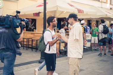 Açık havada çalışan bir gazeteci
