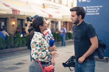 Açık havada çalışan bir gazeteci