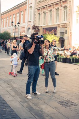 Açık havada çalışan bir gazeteci