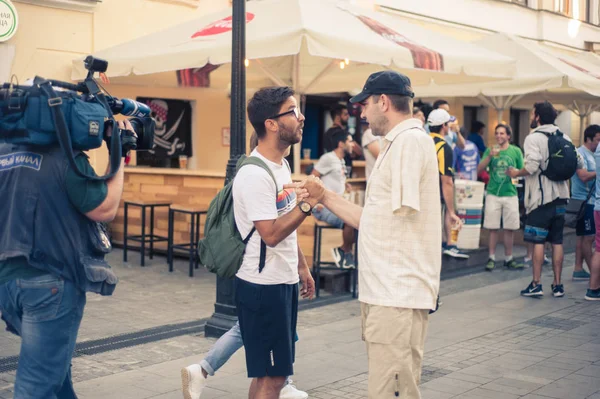 Açık havada çalışan bir gazeteci
