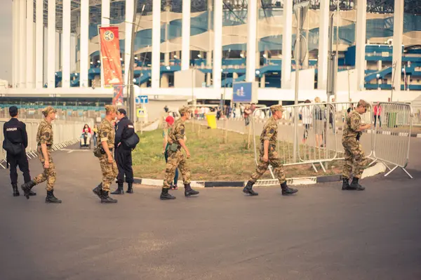 Şehir hayatı. İnsanlar sokakta iş. Askeri