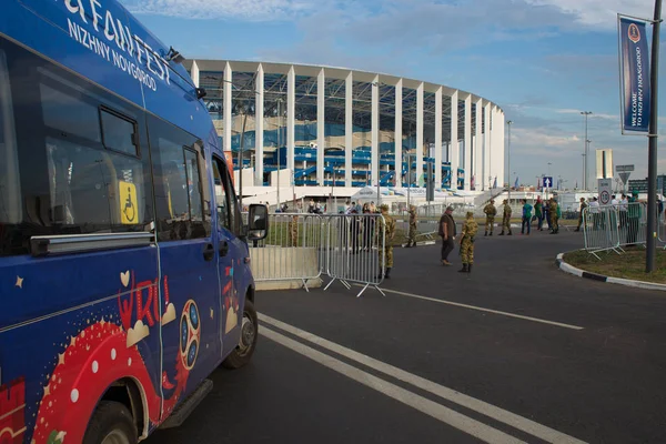 Nizhni Novgorod / Rusya - 07 06 2018: futbol taraftarları maçtan sonra. Nizhnii Novgorod Stadyumu'nda FIFA otobüs
