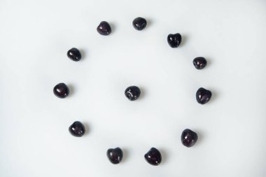 Kiraz ile beyaz arka plan kompozisyonu