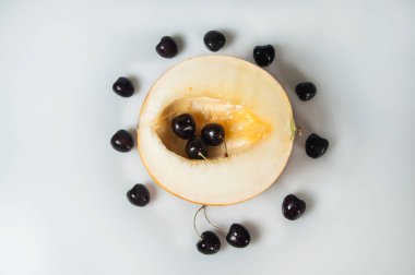 Compisition meyve ile beyaz arka plan üzerinde. Kavun ve cherrys