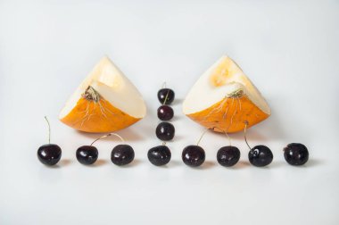 Compisition meyve ile beyaz arka plan üzerinde. Kavun ve cherrys