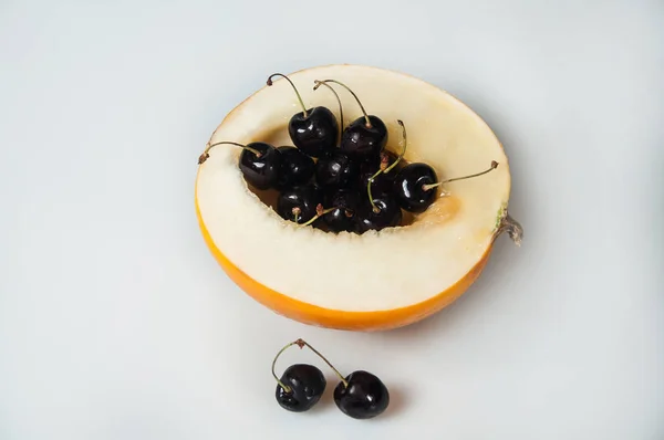 Compisición Sobre Fondo Blanco Con Fruta Melón Cerezas —  Fotos de Stock
