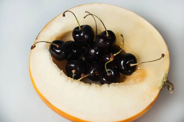 Compisición Sobre Fondo Blanco Con Fruta Melón Cerezas —  Fotos de Stock