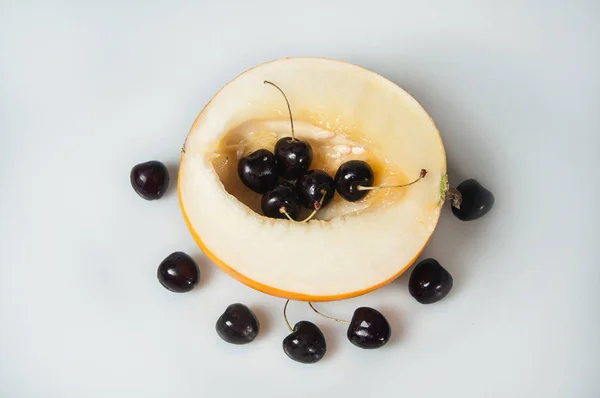 Compisición Sobre Fondo Blanco Con Fruta Melón Cerezas —  Fotos de Stock