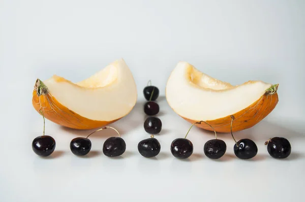 Compisição Sobre Fundo Branco Com Fruta Melão Cherrys — Fotografia de Stock