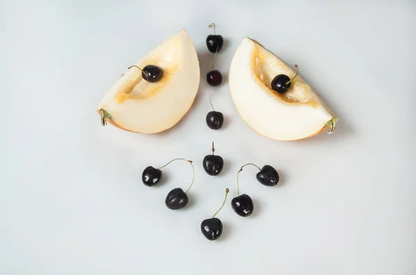 Compisição Sobre Fundo Branco Com Fruta Melão Cherrys — Fotografia de Stock