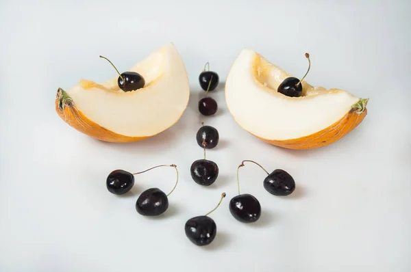 Compisição Sobre Fundo Branco Com Fruta Melão Cherrys — Fotografia de Stock