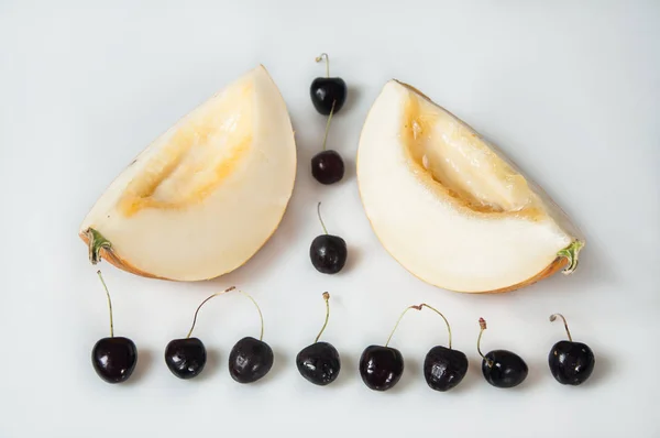 Compisição Sobre Fundo Branco Com Fruta Melão Cherrys — Fotografia de Stock