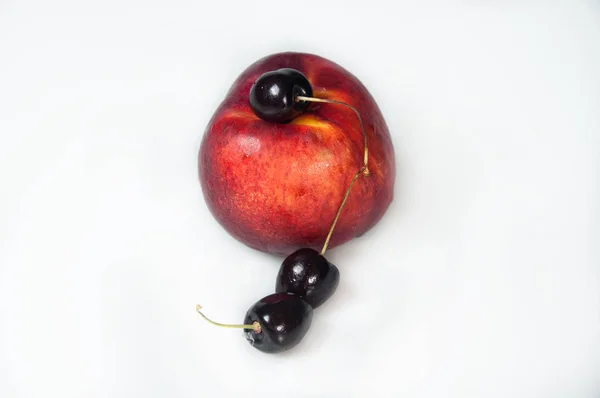 Compisição Sobre Fundo Branco Com Fruta Pêssego Cherrys — Fotografia de Stock