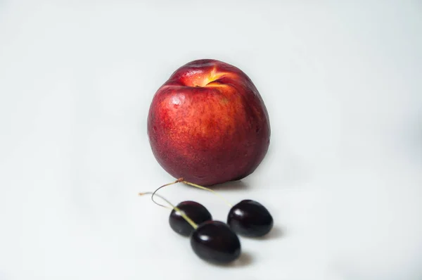 Compisição Sobre Fundo Branco Com Fruta Pêssego Cherrys — Fotografia de Stock