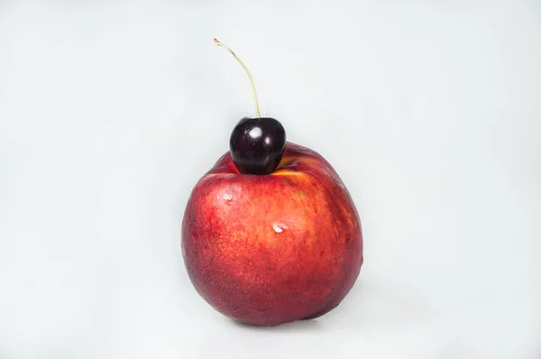 Compisição Sobre Fundo Branco Com Fruta Pêssego Cereja — Fotografia de Stock