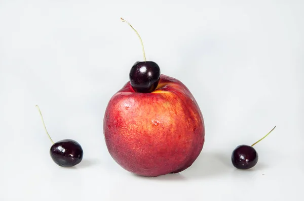 Compisição Sobre Fundo Branco Com Fruta Pêssego Cherrys — Fotografia de Stock