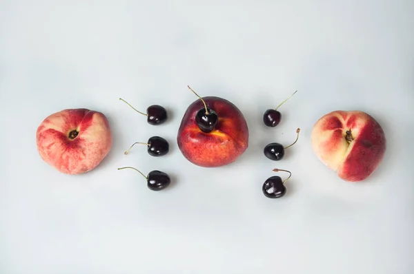 Compisição Sobre Fundo Branco Com Fruta Pêssegos Cherrys — Fotografia de Stock