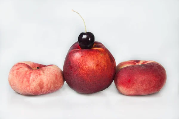 Compisición Sobre Fondo Blanco Con Fruta Melocotones Cerezas — Foto de Stock