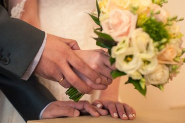 Beyaz ve yeşil düğün buketi 