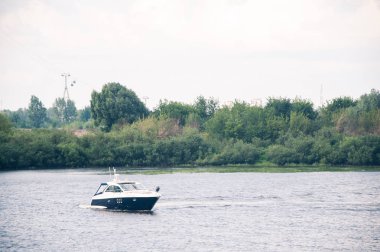 Sürat teknesi Nehri üzerinde