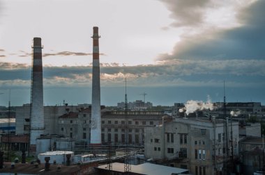 Şehir manzarası ve eski bir fabrika. Üst görünüm
