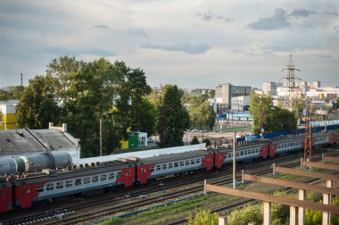 Kentsel peyzaj bir şehir ve bir demiryolu. Üst görünümü