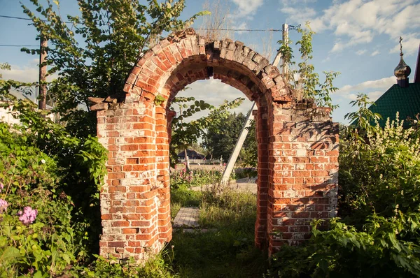 Mezarlığa Giden Eski Bir Kapı — Stok fotoğraf