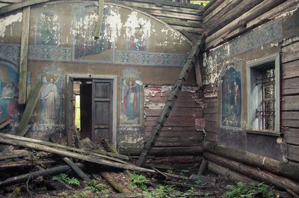 放棄された正教会のフレスコ画 — ストック写真