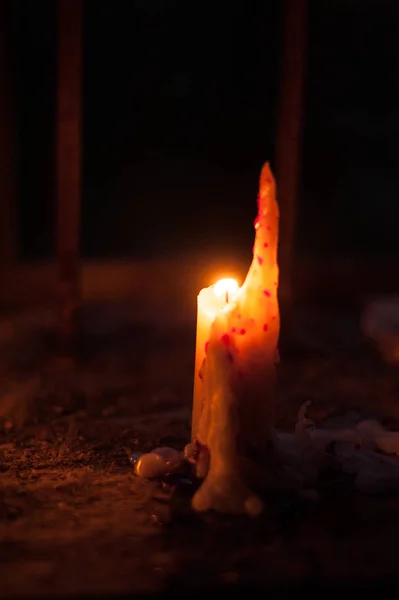 Eski bir bina içinde bir mum 