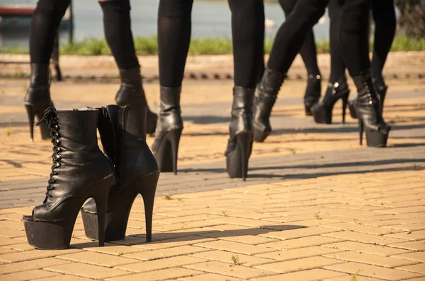 Mädchen Auf Hohen Schwarzen Streifenhügeln Freien — Stockfoto