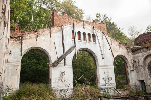 Verlassene Villa Mit Bögen — Stockfoto